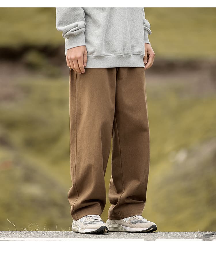 ベージュパンツ ゆとりのある ワイドシルエット パンツ