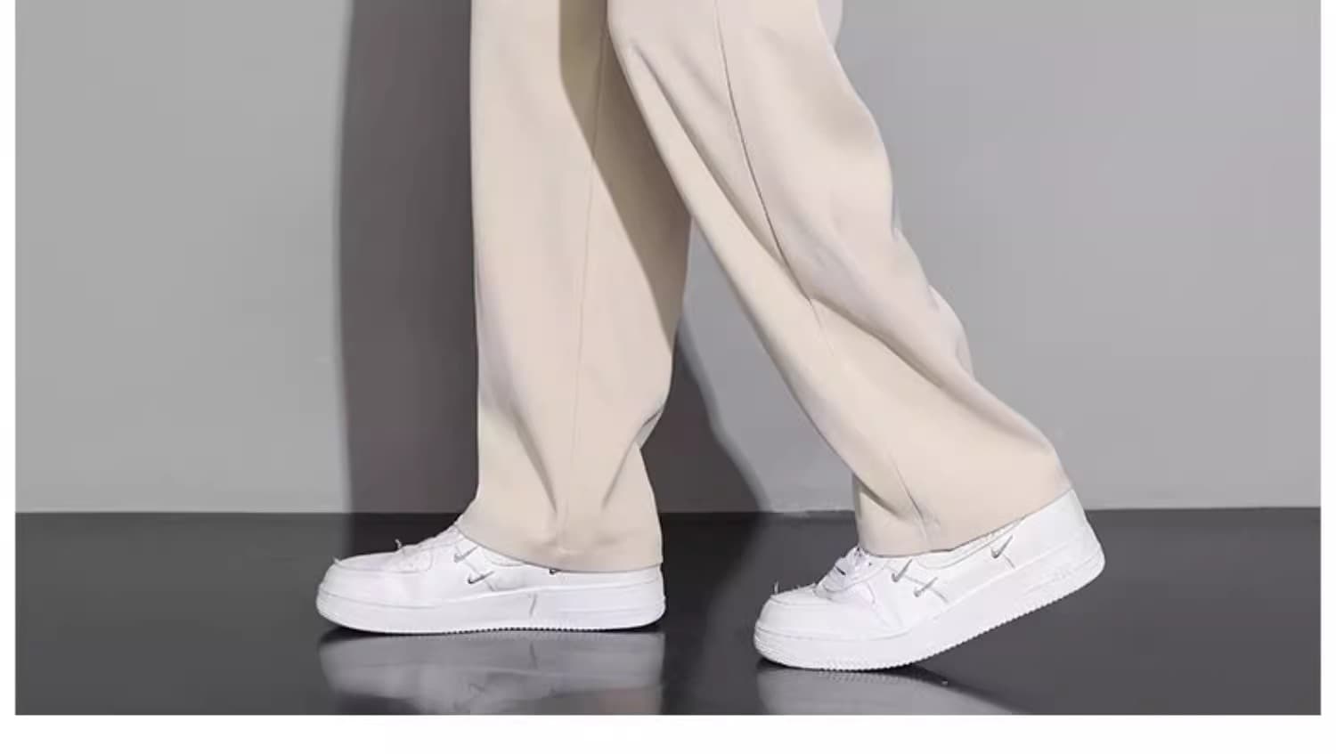 ベージュパンツ ゆったりドローコードパンツ