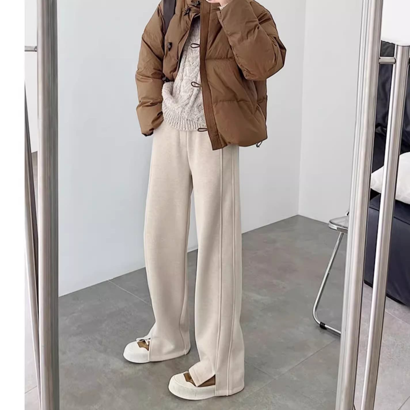 ベージュパンツ 美脚ベージュ裾スリット入りレディースストレートパンツ