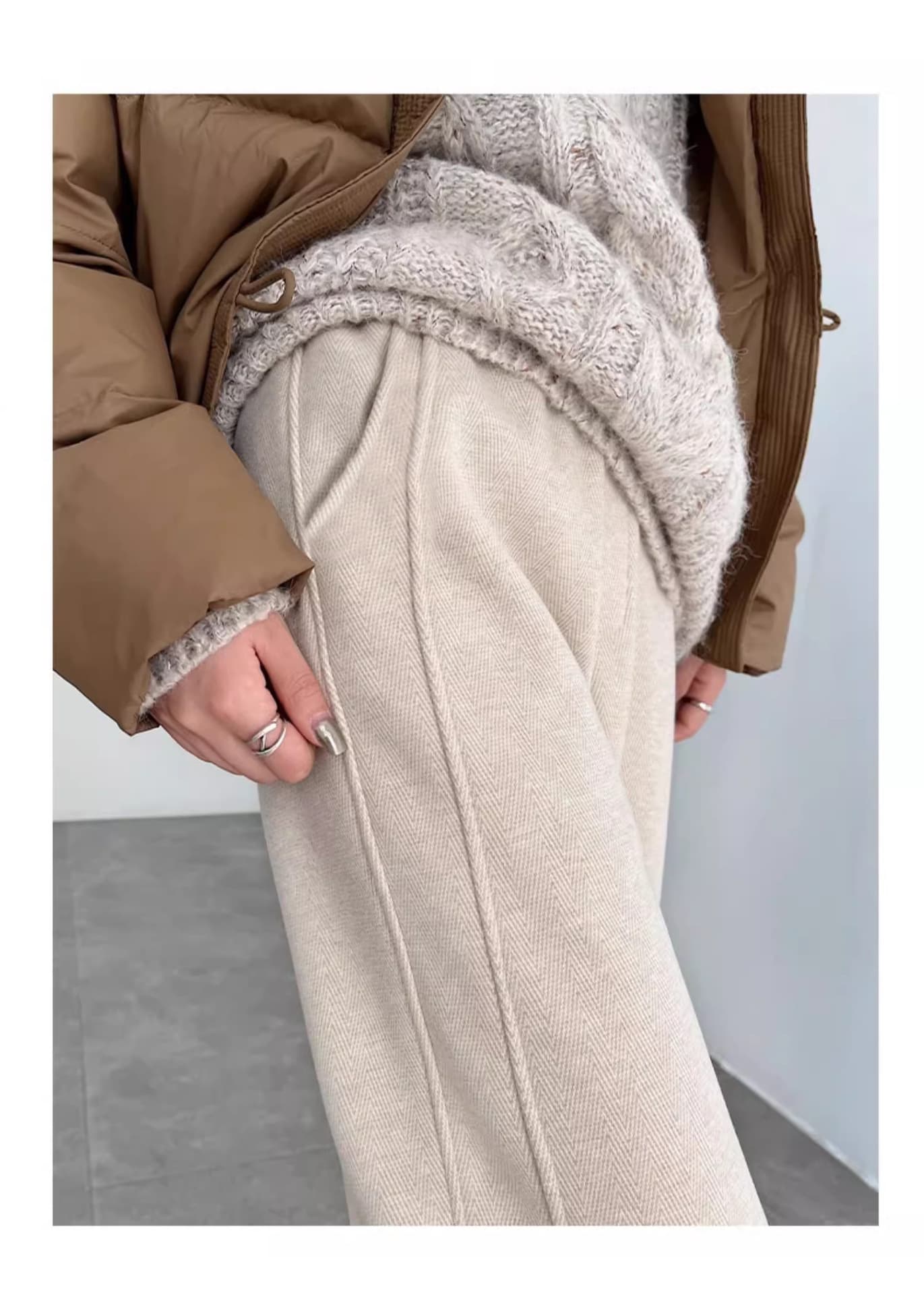 ベージュパンツ 美脚ベージュ裾スリット入りレディースストレートパンツ